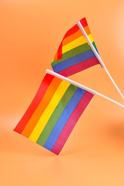 LGBT-Flagge auf orangem Hintergrund. Platz kopieren.