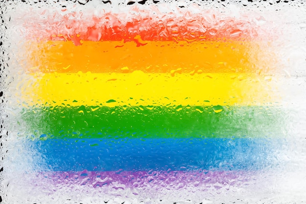 LGBT-Flagge Flagge von LGBTq auf dem Hintergrund von Wassertropfen Flagge mit Regentropfen Spritzer auf Glas