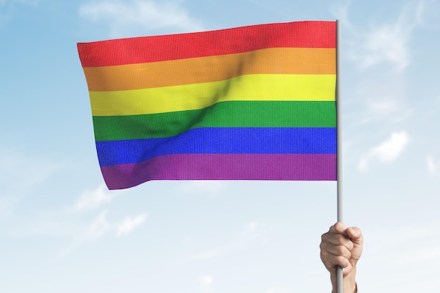 LGBT-Flagge in erhobener Hand