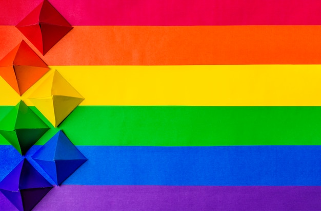 Foto lgbt-flagge und papierorigami