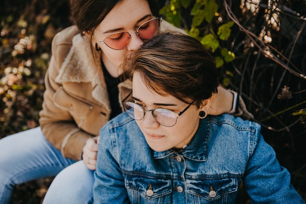 LGBT-Frauen. Junges lesbisches Paar, das zusammen im Park geht. Zarte Beziehung. Selektiver Fokus