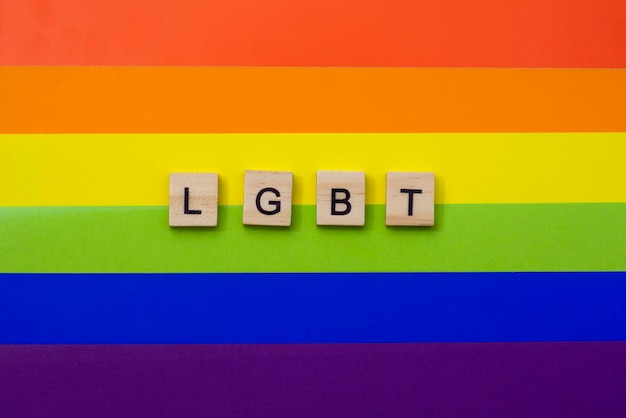 LGBT-Inschrift auf den Holzbuchstaben der Regenbogenfahne