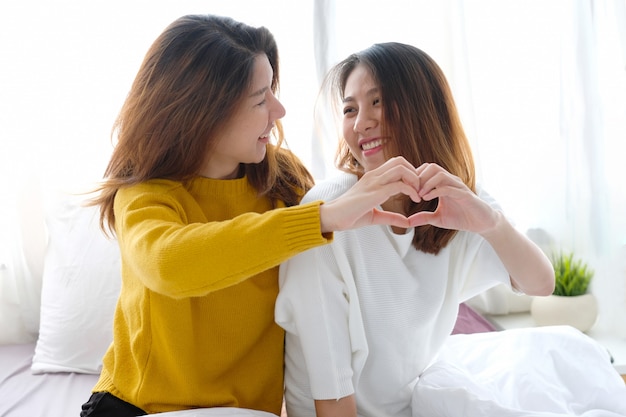 LGBT, jóvenes lindas mujeres asiáticas pareja de lesbianas momento feliz, amistad, homosexual, estilo de vida de pareja de lesbianas