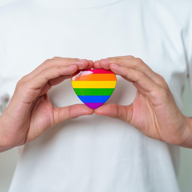 LGBT-Pride-Monatskonzept oder LGBTQ oder LGBTQIA mit Regenbogenherzform für Lesben, Schwule, Bisexuelle, Transgender, Queer, Intersexuelle, Asexuelle, Agender, nicht binäre, zwei Geister, Pansexuelle und Demisexuelle