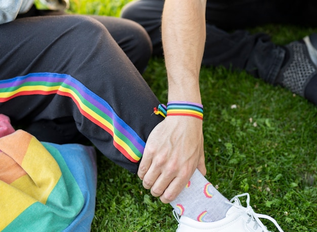 Foto lgbt regenbogenfarbene armbandhand