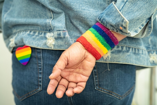 LGBT-Regenbogenfarbenes Flaggenherz und Bandsymbol der lesbischen schwulen bisexuellen Transgender-Menschenrechtstoleranz und des Friedens