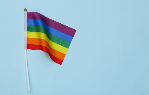 LGBT-Regenbogenflagge auf blauem Hintergrund. Toleranz, Freiheit, Schwulenparade