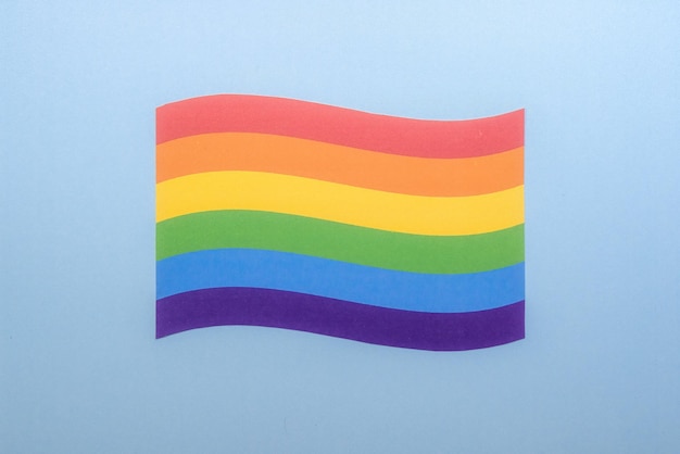 LGBT-Schwulenflagge mit blauem Hintergrund