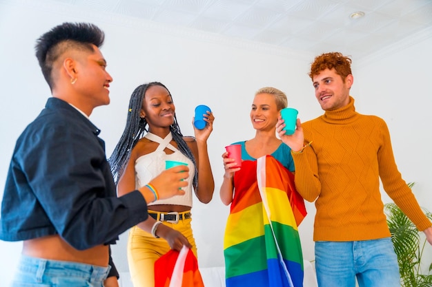 LGBT-Stolz lgbt-Regenbogenfahnengruppe von Freunden, die in einem Haus auf einer Party mit Brille tanzen und anstoßen