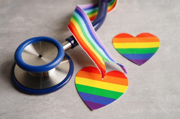 LGBT-Symbol Stethoskop mit Regenbogenbandrechten und Gleichstellung der Geschlechter LGBT Pride Month im Juni