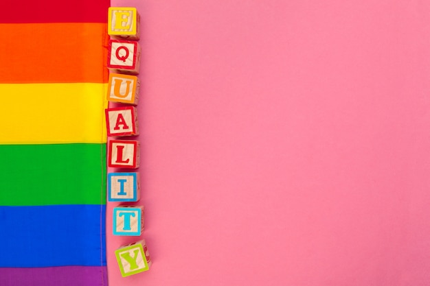 LGBT-Tageskonzept. LGBT-Flagge auf dem Tisch.