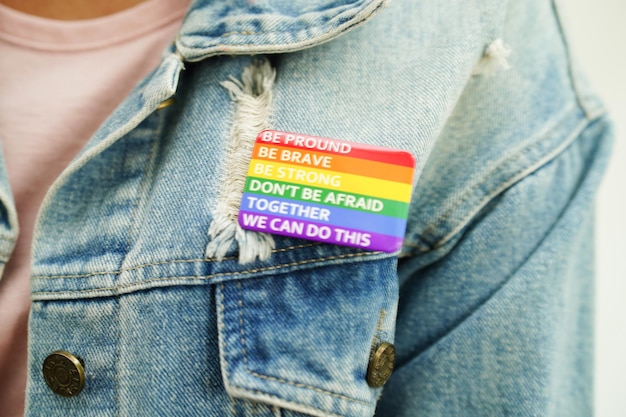 LGBT-Textfigur mit Regenbogenfahnenherz als Symbol des Stolzmonats lesbischer schwuler bisexueller Transgender-Menschenrechtstoleranz und -frieden
