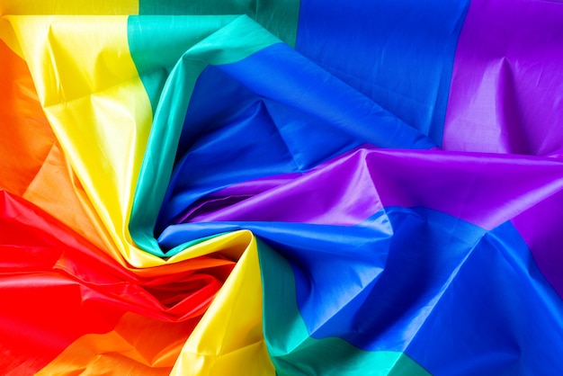 Foto lgbtq-flagge und -symbol in der tischansicht