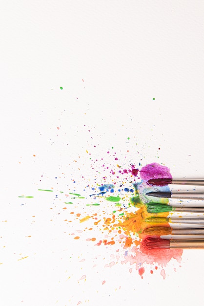Foto lgbtq-konzept von farben gemacht mithilfe von aquarellfarben und pinseln von azaleenblumen auf einem blatt papier für aquarellmalerei