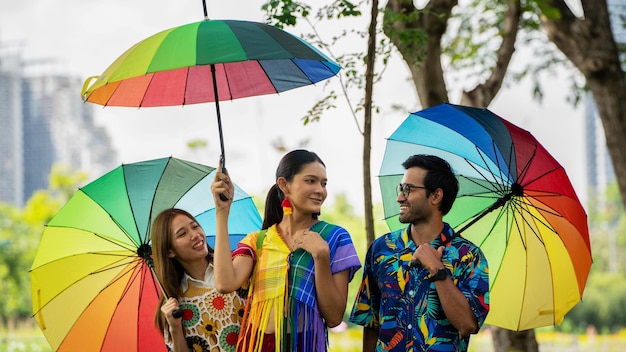 LGBTQ LGBT Gays Concepto de celebración Retratos Gay Friend sosteniendo Rainbow Umbrella en Park