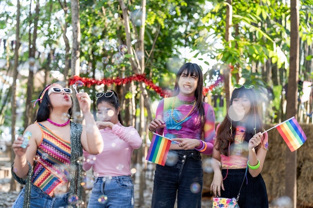 LGBTQIA Gay asiáticos Partidarios de la comunidad LGBTQ personas divirtiéndose en el desfile del orgullo LGBT Espectro de género