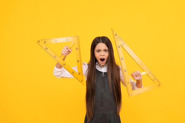 Álgebra y geometría niño estudio educación matemática ángulo medición trigonometría papelería conocimiento matemático medición y dimensionamiento niña adolescente enojada sostener regla triangular regreso a la escuela