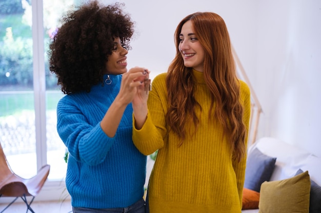 Lgtbi-Paar, das die Schlüssel zu ihrem neuen Haus zeigt, das sie teilen und zusammenleben werden Concept Lifestyle Pride Coexistence