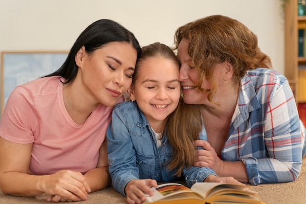 Foto lgtbiq-familie genießt das gemeinsame leben