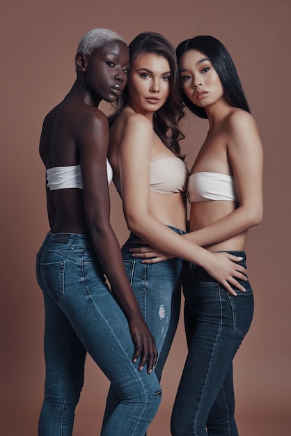 Libera tu fabulosidad. Longitud total de tres atractivas mujeres jóvenes mirando a la cámara