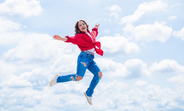 Libera tu imaginación niño belleza y moda niño salta en estilo casual Niño saltando sobre el fondo del cielo concepto de vacaciones de verano felicidad infantil feliz día de los niños