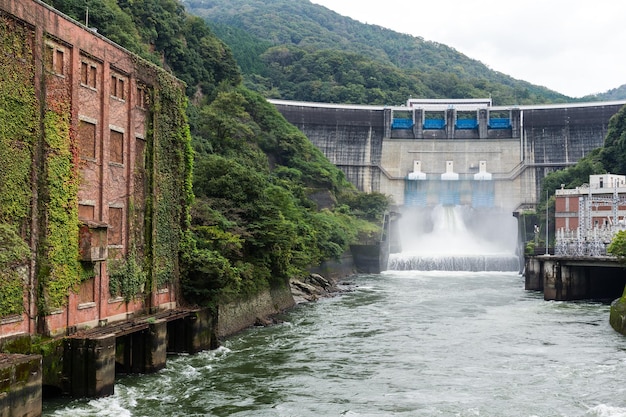 Liberación de agua de presa