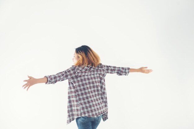 Foto liberdade jovem hipster mulher levantando as mãos com isolado sobre um fundo branco