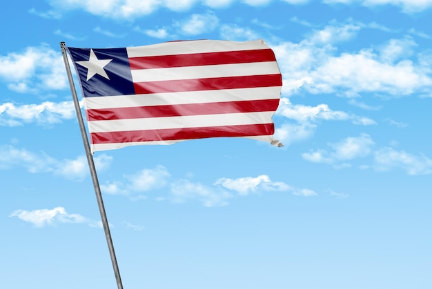 Liberia 3D-Flagge auf einem himmelblauen Hintergrund mit Wolken