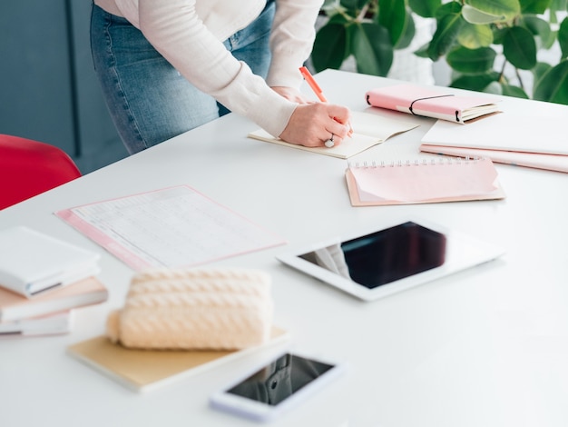 libertad freelance. trabajar desde casa. estilo de vida del blogger. mujer tomando fotos