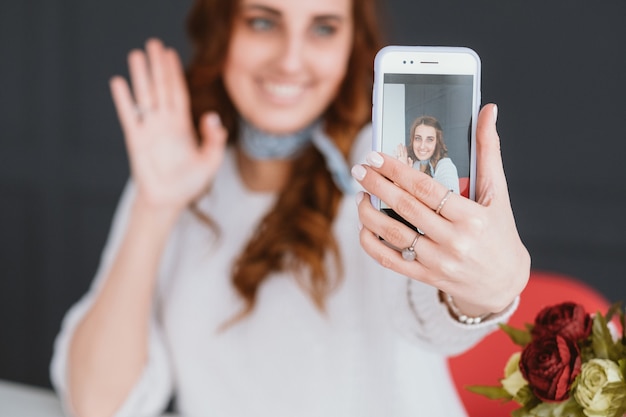 libertad freelance. trabajar desde casa. estilo de vida del blogger. mujer tomando fotos