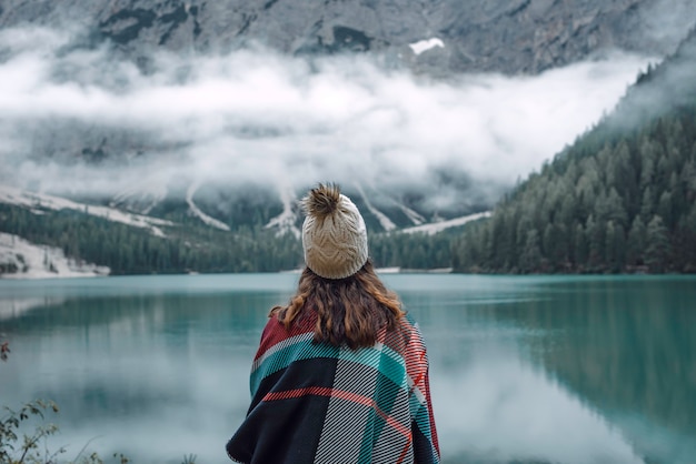 Libertad de viaje mujer excursionista en Lago di Braies rodeado por montañas Dolomitas, Italia. Senderismo, viajes y aventuras.