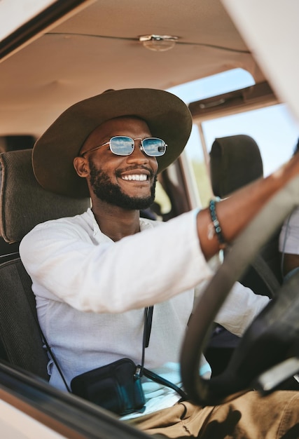 Libertad de viaje y verano con un hombre negro conduciendo un automóvil en vacaciones de viaje por carretera para una aventura feliz y un viaje Transporte emocionado y sonríe con un joven y gafas de sol en una camioneta para vacaciones