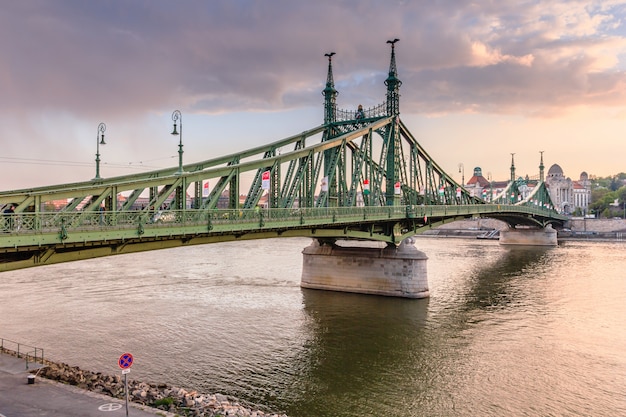 Liberty Bridge im Sonnenuntergang in Budapest.