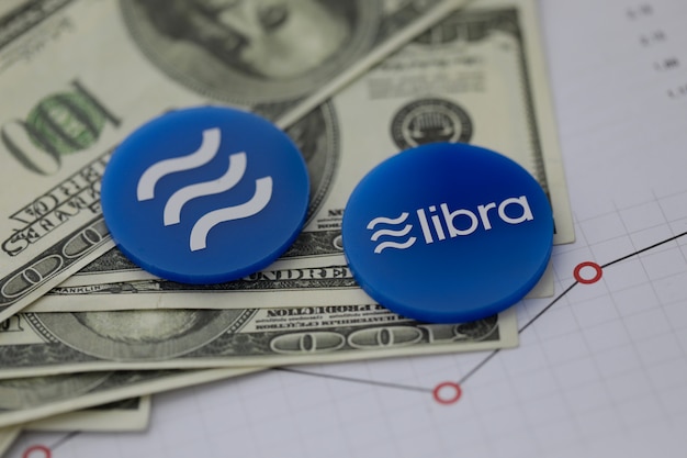 Libra moneda de criptomoneda azul se encuentran en la mesa