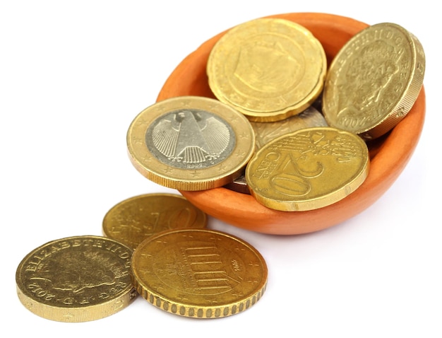 Libras esterlinas y monedas de euro en un recipiente