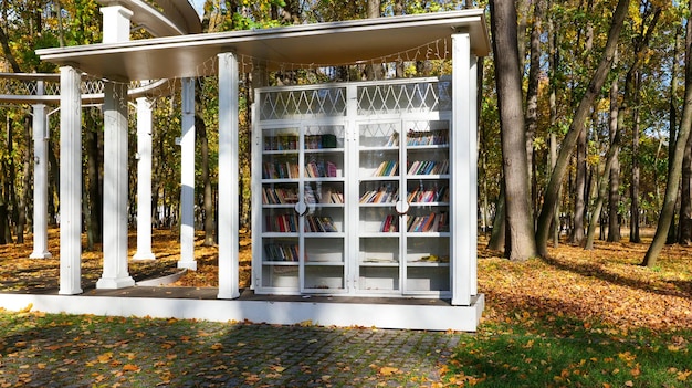 Librería en el parque de la ciudad