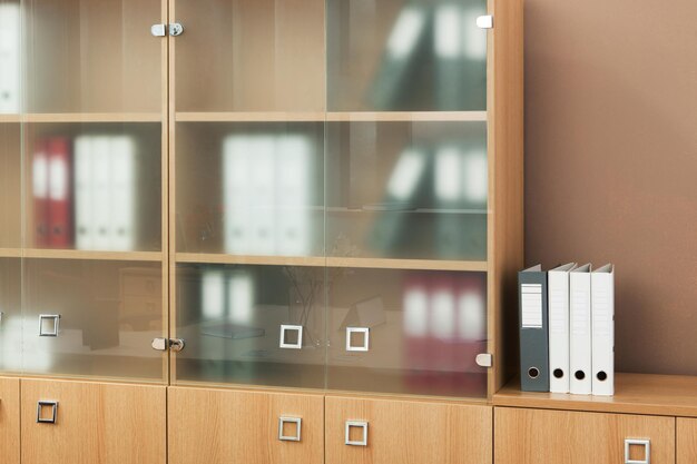 Librería con puertas de cristal