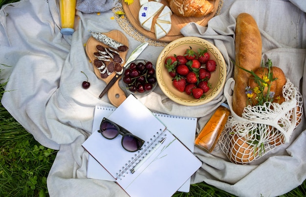 Libreta abierta vacía Maqueta de papel de verano en el fondo de un picnic brillante