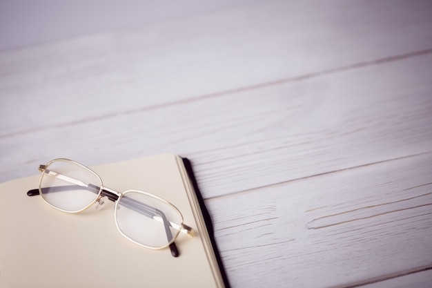 Libreta vacía con gafas para leer