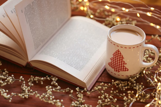 Libro abierto con copa de navidad y adornos