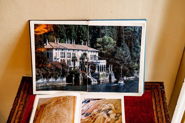 Libro abierto con una foto de un hermoso edificio se encuentra sobre la mesa