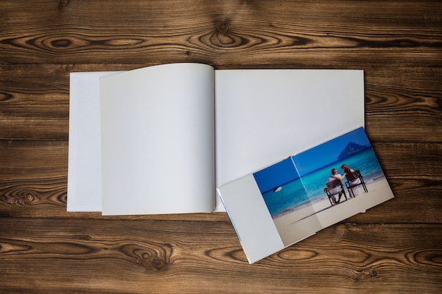 Foto libro abierto con una foto parejas en una playa tropical