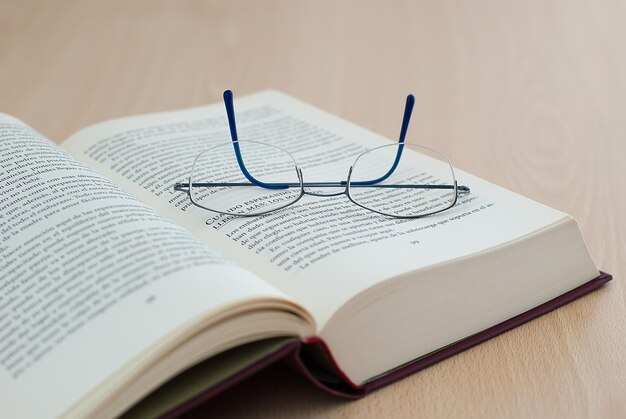 Libro abierto con gafas de lectura