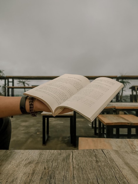 Foto libro abierto en la mesa contra el cielo