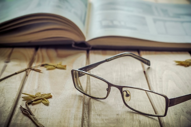 Libro abierto y primer plano de gafas.