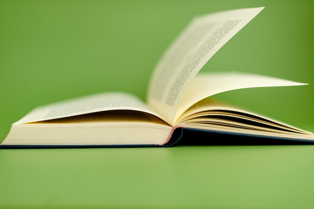 Libro abierto sobre el concepto de lectura de fondo verde