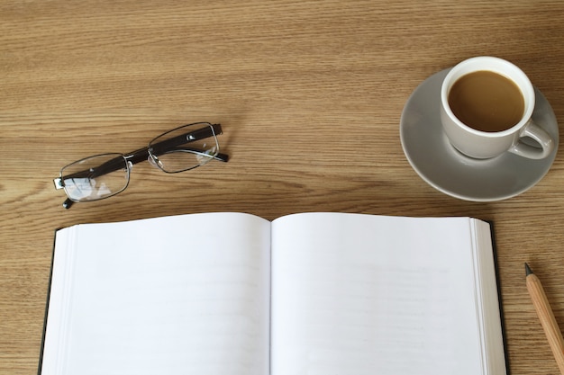 Un libro abierto sobre una mesa.