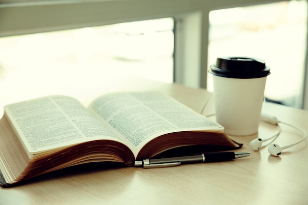 Libro abierto con taza de café