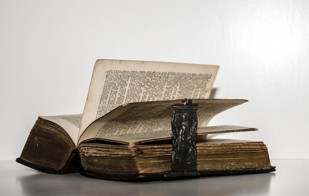 Libro antiguo en la mesa contra un fondo blanco