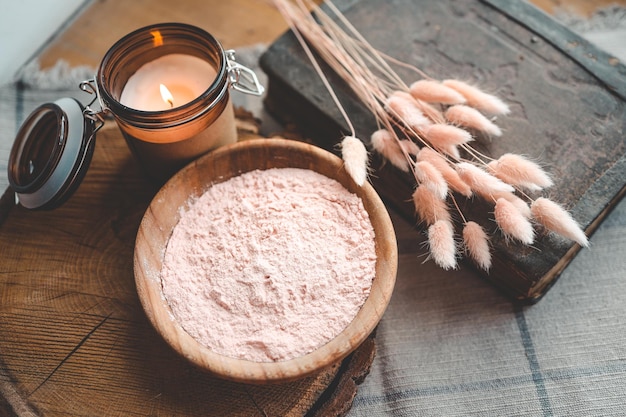 Un libro antiguo con recetas de productos de belleza y cuidado juvenil.